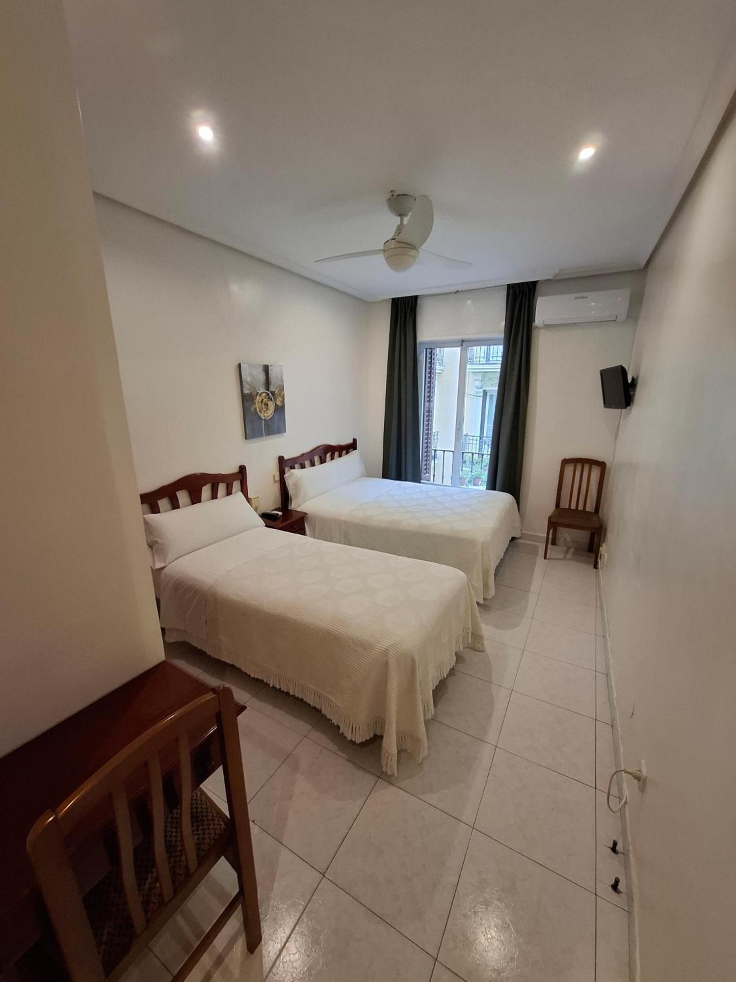 Hostal Villamanez มาดริด ภายนอก รูปภาพ