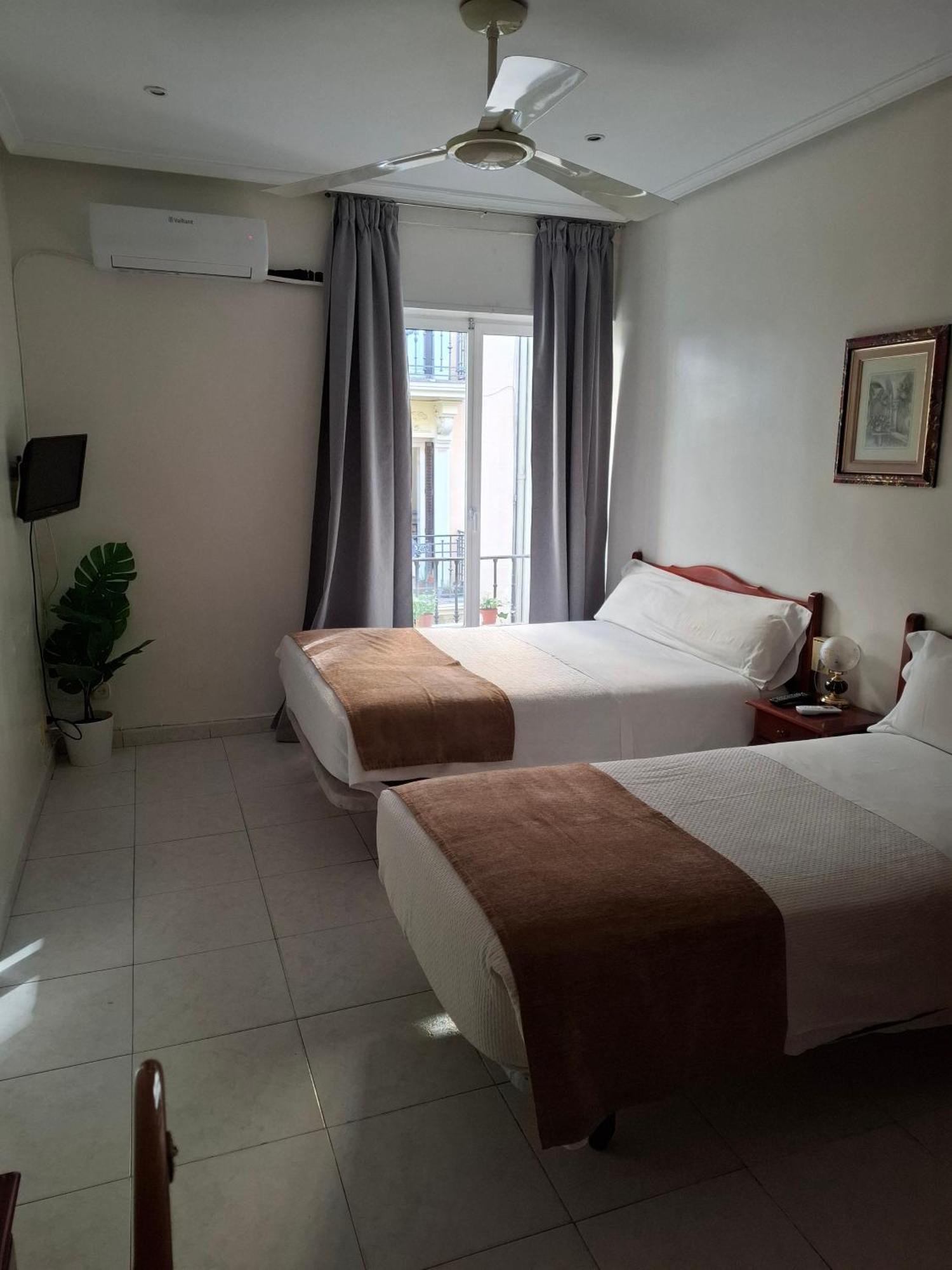 Hostal Villamanez มาดริด ภายนอก รูปภาพ