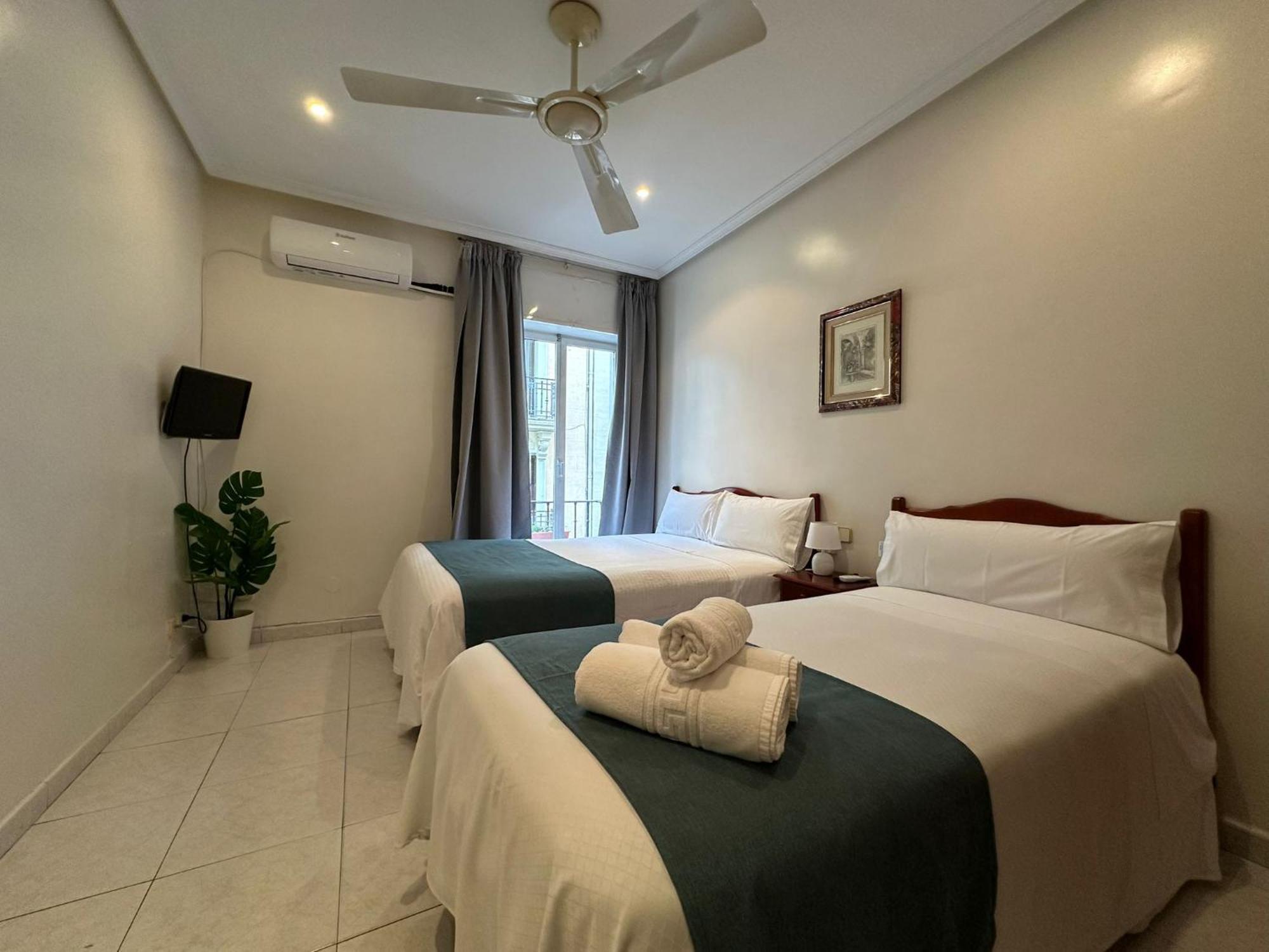 Hostal Villamanez มาดริด ภายนอก รูปภาพ