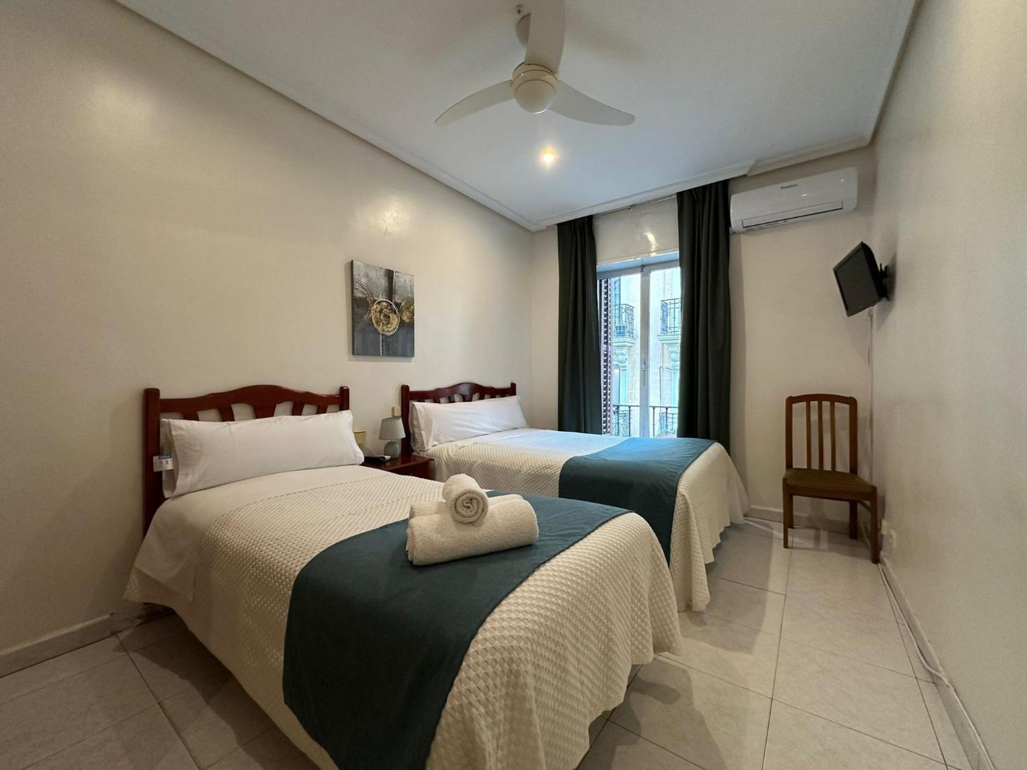 Hostal Villamanez มาดริด ภายนอก รูปภาพ